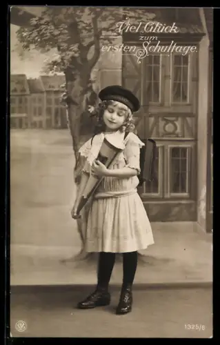AK Zum Schulanfang hat das Mädchen eine Schultüte bekommen