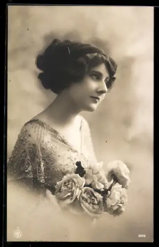 Foto-AK NPG Nr. 2959: Schöne Frau mit einem Blumenstrauss im Profil