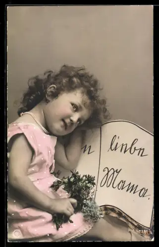Foto-AK NPG Nr. 739/1: Kleines Kind im Kleid mit einem Blumenstrauss