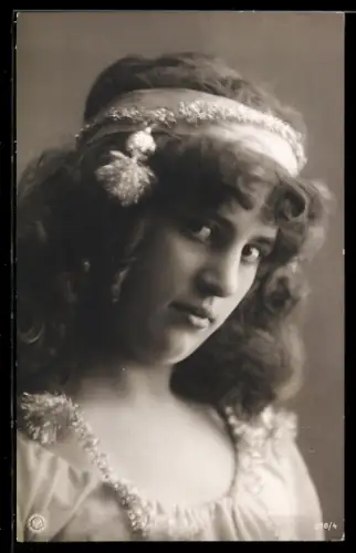 Foto-AK NPG Nr. 878/4: Hübsche Frau mit Haarband