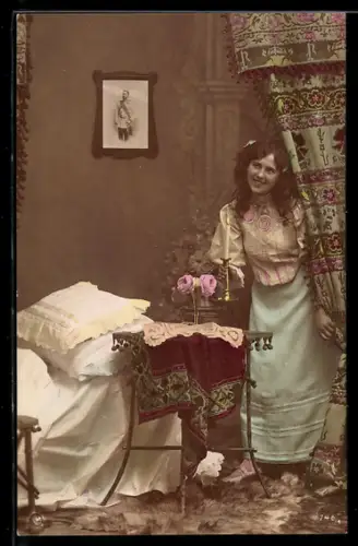 Foto-AK NPG Nr. 746/4: Schöne Frau hinter einem Vorhang