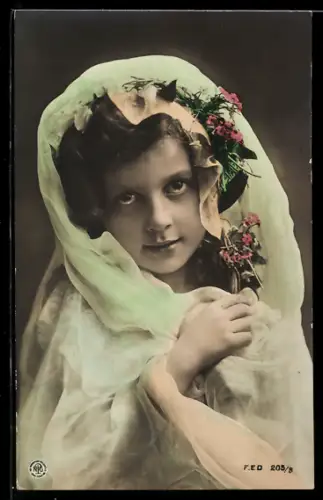 Foto-AK NPG Nr. 205/5: Junges Kind mit Blumen in den Haaren