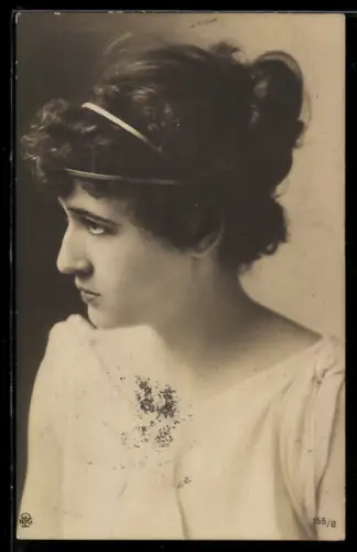 Foto-AK NPG Nr. 155/8: Hübsche und ernste Frau im Profil