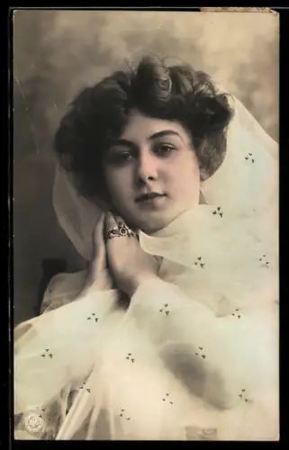 Foto-AK NPG Nr. 602/1: Hübsche Frau mit Schleier und Ringen an den Fingern