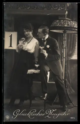 Foto-AK NPG Nr. 487/1: Elegantes Paar mit Champagnergläsern vor einem Kalenderblatt