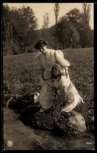 Foto-AK NPG Nr. 850/1: Mutter steht mit ihrer Tochter am Wasser