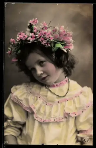 Foto-AK NPG Nr. 423 /10: Mädchen mit Blumenkranz