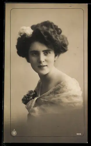 Foto-AK NPG Nr. 1828: Schöne Frau mit Blumen im Haar
