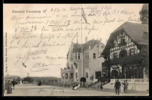 AK Travemünde, Strassenpartie mit grossen Villen, Fahne