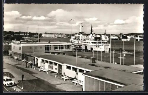 AK Travemünde, Skandinavienkai, Fährschiff, Hafenanlagen