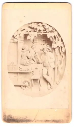 Fotografie F. Steiner, Innsbruck, Relief Familie vor Laube mit Weintrauben