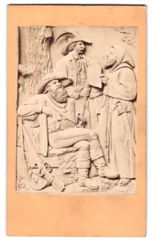 Fotografie unbekannter Fotograf und Ort, Relief Schützen mit Gewehren, Mönch mit Säbel