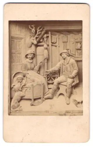 Fotografie unbekannter Fotograf und Ort, Relief Familie in der Stube, Kind in der Wiege, Frau am Spinnrad
