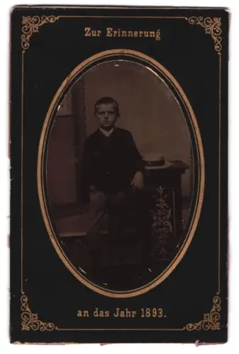 Fotografie Ferrotypie unbekannter Fotograf und Ort, Kind im Anzug mit Hut, 1893