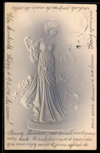 Präge-Airbrush-AK Junge Dame mit Blumengirlande