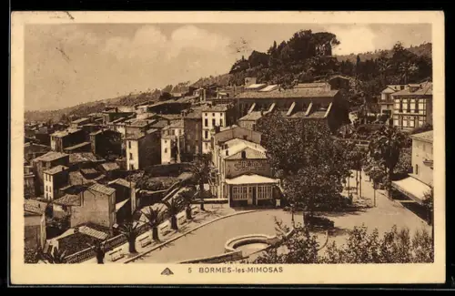 AK Bormes-les-Mimosas, Vue sur la place centrale et les toits du village