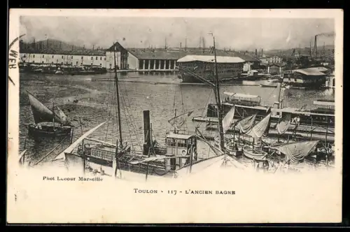 AK Toulon, L`ancien bagne et les bateaux dans le port