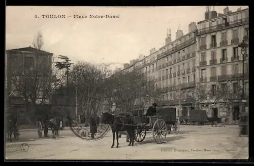 AK Toulon, Place Notre-Dame avec des calèches et bâtiments en arrière-plan