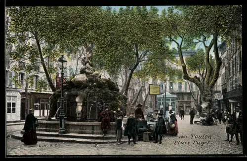 AK Toulon, Place Puget avec fontaine et passants animés