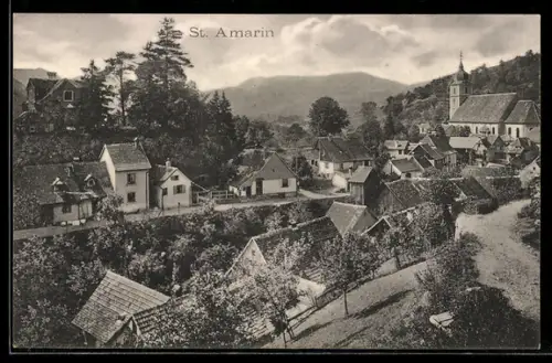 AK Saint-Amarin, Vue du village avec l`église et les montagnes en arrière-plan