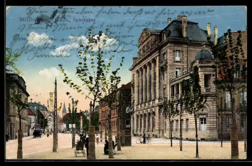 AK Mülhausen /Els., Sparkasse et vue de la rue animée avec passants et voitures à cheval