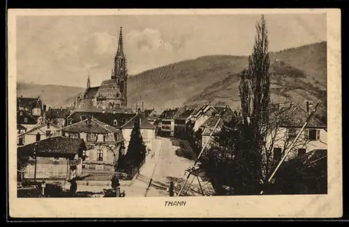 AK Thann, Vue de la ville avec l`église et les collines en arrière-plan