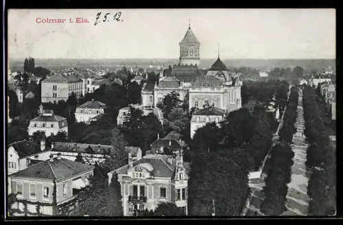 AK Colmar, Vue aérienne de la ville avec église et avenue bordée d`arbres