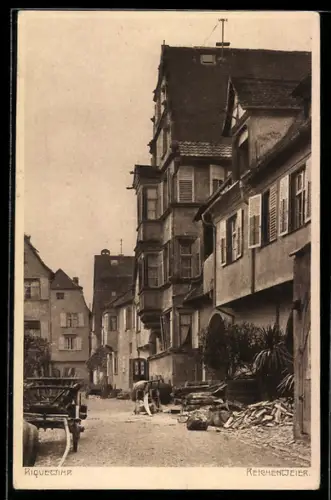 AK Riquewihr, Vue de la rue Reichenweiher avec maisons à colombages et charrette