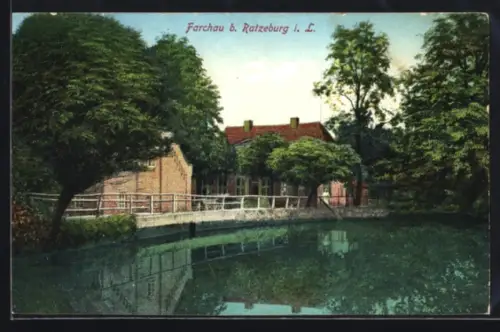 AK Farchau b. Ratzeburg, Gebäude am Wasserlauf und Brücke