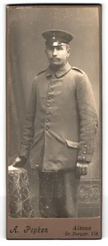 Fotografie A. Popken, Altona, Gr. Bergstrasse 156, Soldat in in Uniform mit Schirmmütze