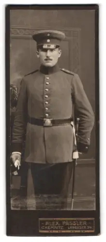 Fotografie Alex Pässler, Chemnitz, Langestr. 34, Soldat in Uniform mit Schirmmütze und Bajonett