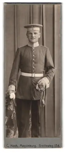 Fotografie C. Koch, Magdeburg, Breiteweg 134, Gefreiter in Uniform mit Krätzchen und Säbel