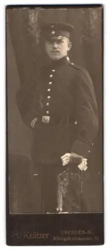 Fotografie H. Krätzer, Dresden, Königsbrückerstr. 51, Gefreiter vom Regiment Nr. 12 in Uniform mit Schirmmütze, Bajonett