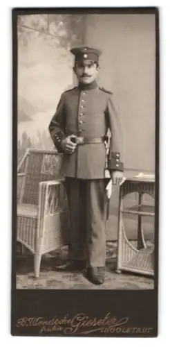 Fotografie B. Wendsche, Ingolstadt, Milchstr. 14, Soldat in Uniform mit Schirmmütze und Bajonett