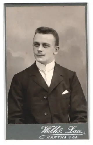 Fotografie Wilhelm Lau, Hartha i. Sa., Portrait eines jungen Mannes mit Schnurrbart