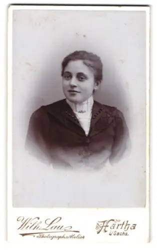 Fotografie Wilh. Lau, Hartha i. Sa., Waldheimerstr. 6, Porträt einer jungen Frau