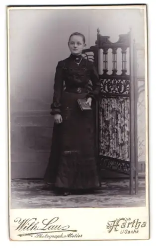 Fotografie Wilh. Lau, Hartha i. Sa., Waldheimerstr. 6, Dame mit Buch