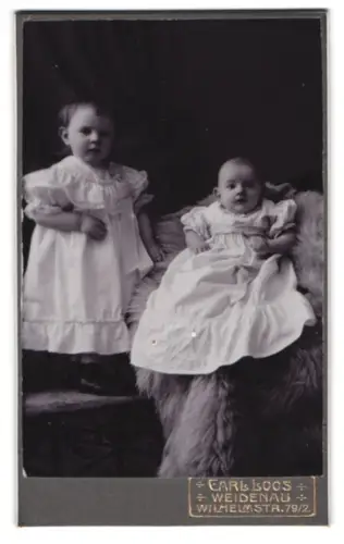 Fotografie Carl Loos, Weidenau, Wilhelmstr. 79/2, Zwei Kleinkinder in feiner Kleidung
