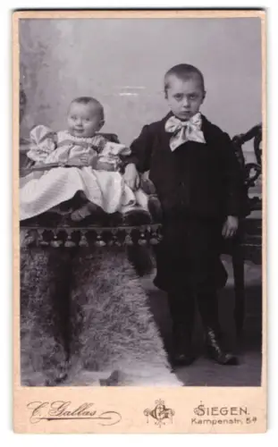 Fotografie C. Gallas, Siegen, Kampenstr. 58, Junge und Säugling zusammen im Atelier