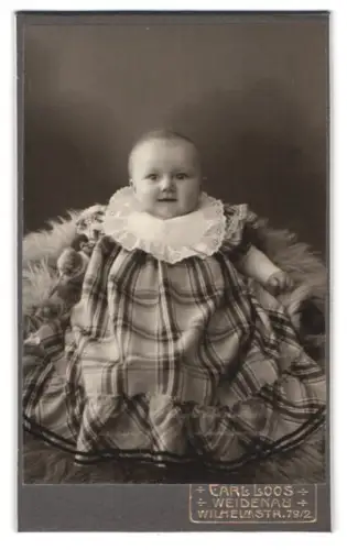 Fotografie Carl Loos, Weidenau, Wilhelmstr. 79/2, Porträt eines Kleinkindes
