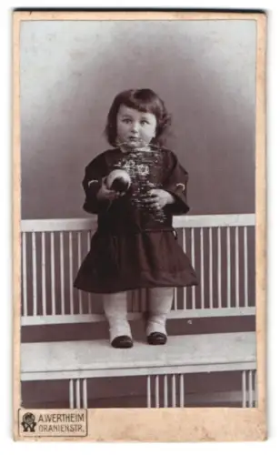 Fotografie A. Wertheim, Berlin, Oranienstr., Kleines Kind mit Ball