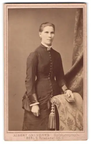 Fotografie Albert Grundner, Berlin, Potsdamer Str 111, Porträt einer eleganten Dame