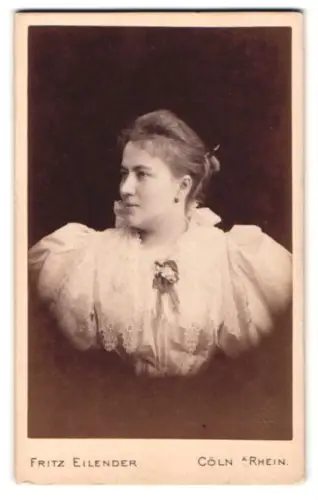 Fotografie Fritz Eilender, Cöln a. Rhein, Kreuzgasse 22, Porträt einer Dame in eleganter Kleidung