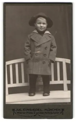 Fotografie Jul. Einsiedel, München, Wiener Platz 2, Kleiner Junge im Mantel