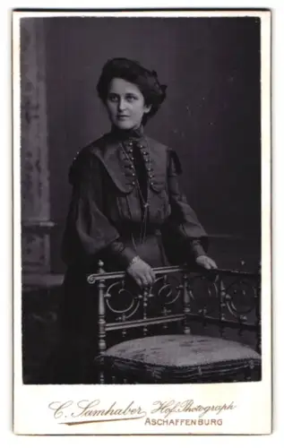 Fotografie C. Samhaber, Aschaffenburg, Frau an einem verzierten Stuhl