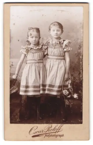 Fotografie Oscar Roloff, Berlin, Jerusalemer Str. 59, Zwei junge Mädchen in Kleidern mit Rüschen