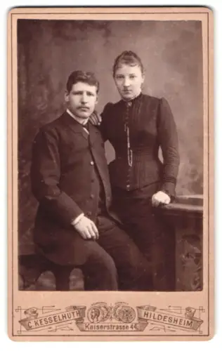 Fotografie C. Kesselhuth, Hildesheim, Kaiserstrasse 44, Paar in eleganter Kleidung