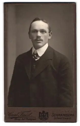 Fotografie Carl Faist, Schramberg /Schwarzwald, Berneck-Str. 10, Porträt eines Mannes mit Anzug, Trockenstempel 1910
