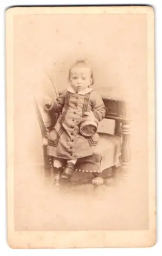 Fotografie Georg Aulmann, Offenbach am Main, Hospitalstrasse 16, Kleinkind auf Stuhl