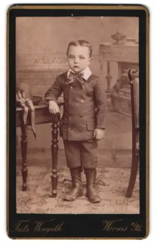 Fotografie Fritz Winguth, Worms a. Rh., Am Paradeplatz, Porträt eines Jungen in feiner Kleidung